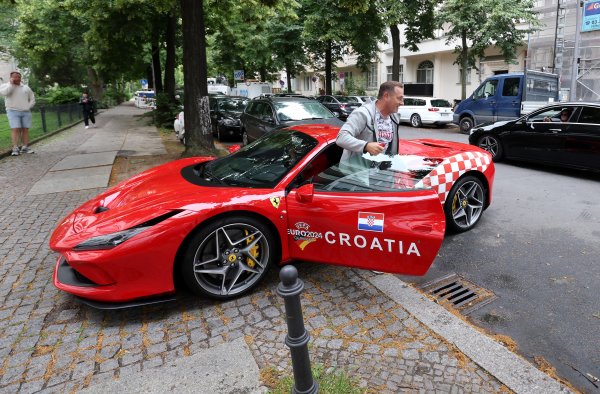 Ferrari u hrvatskim bojama, navijači, Berlin, 14.6.2024.