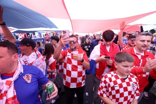 Hrvatski navijači u korteu pod najvećom zastavom krenuli prema stadionu