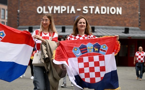 Navijači se okupljaju na Olimpijskom stadionu uoči susreta između Španjolske i Hrvatske