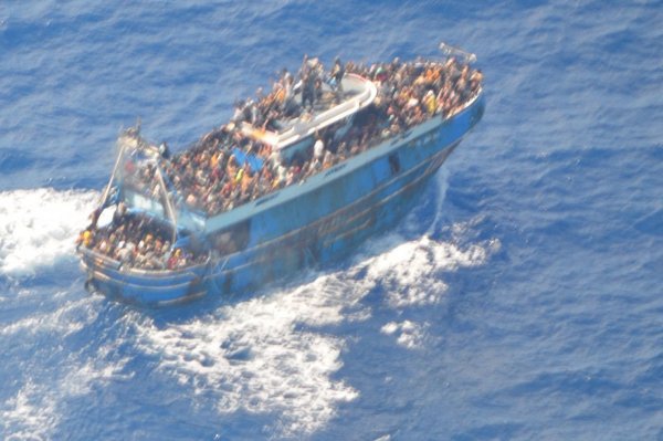 Brod s migrantima kod obale Grčke