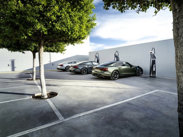 Audi RS e-tron GT performance (Bedford green metallic), Audi S e-tron GT (Florett silver metallic), Audi RS e-tron GT (Nimbus gray perl effect) (s desna na lijevo)