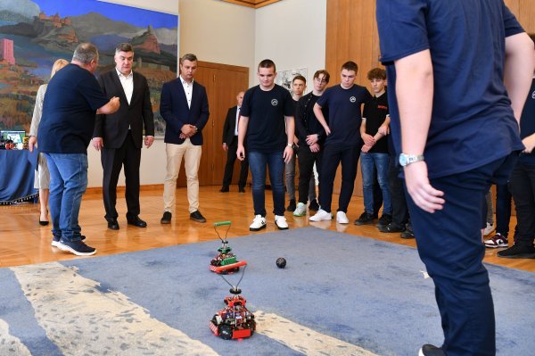 Milanović i mladi hrvatski robotičari