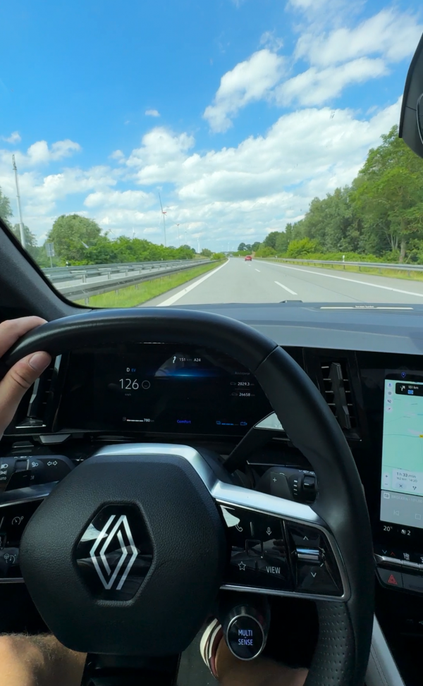 Nakon 4 dana u Berlinu, zaputili smo se u Hamburg s našim prostranim Renault Espace E-Tech hibridom