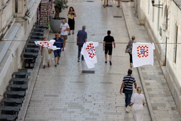 Zadar: Uoči večerašnje utakmice između Hrvatske i Italije na ulazu u grad izvješene su majice s imenima zadarskih reprezentativaca