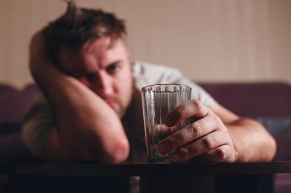 Nakon prekomjerne konzumacije alkohola potrebno je piti puno tekućine