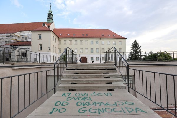 Propalestinski grafiti na ulazu u Klovićeve dvore