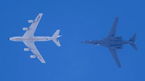 Bomba GBU-72 na bombarderu B-1B