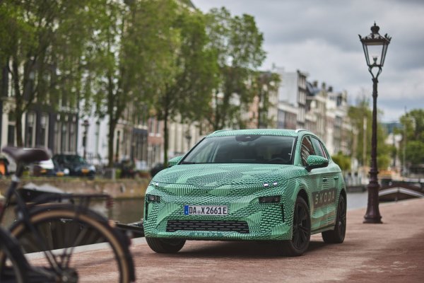 Škoda Elroq u kamuflažnim bojama na ulicama Amsterdama