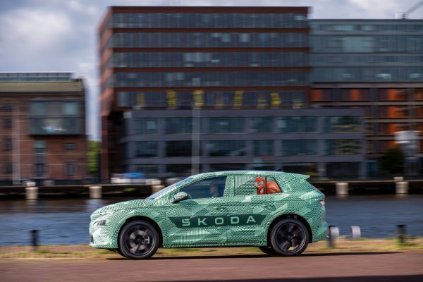 Škoda Elroq u kamuflažnim bojama na ulicama Amsterdama