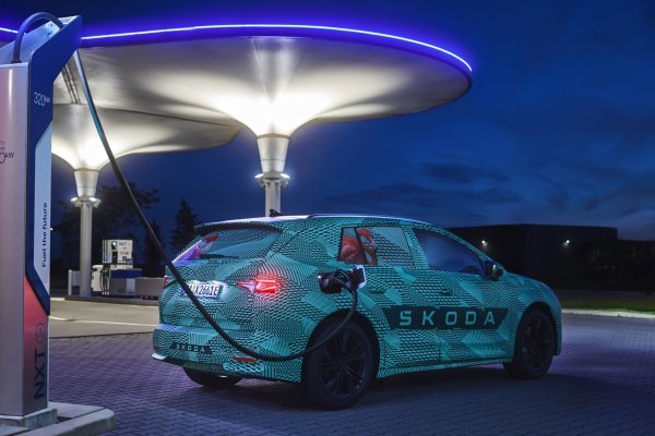 Škoda Elroq u kamuflažnim bojama na ulicama Amsterdama