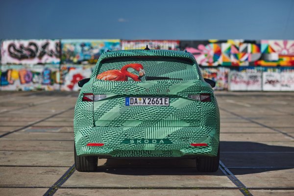 Škoda Elroq u kamuflažnim bojama na ulicama Amsterdama