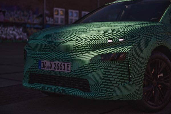 Škoda Elroq u kamuflažnim bojama na ulicama Amsterdama