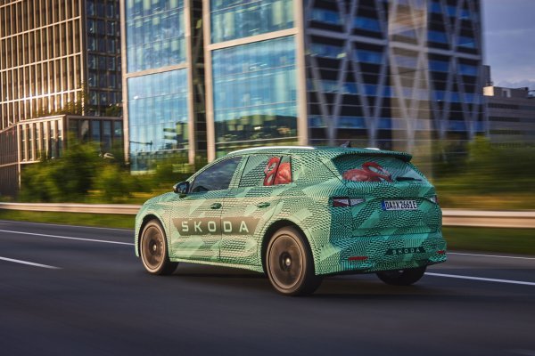 Škoda Elroq u kamuflažnim bojama na ulicama Amsterdama