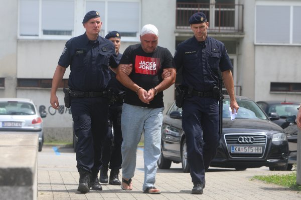 Privođenje osumnjičenog za napad na bicikliste u Vojniću