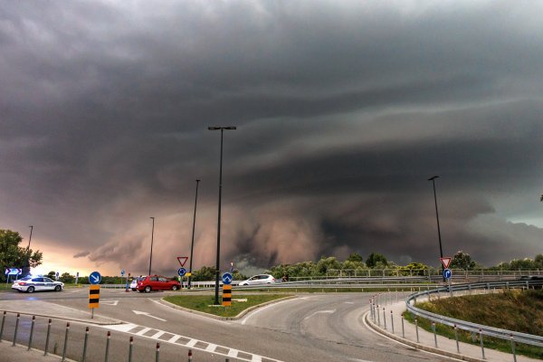 Superćelija zamračila nebo nad Vukovarom