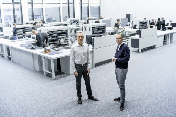 Adam Baker (lijevo) i Stefan Dreyer (desno) u jednoj od radionica za motor s unutarnjim izgaranjem