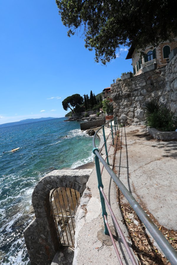 Lovran: Pred Villom Belmond ograđen je dio plaže koja je pomorsko dobro