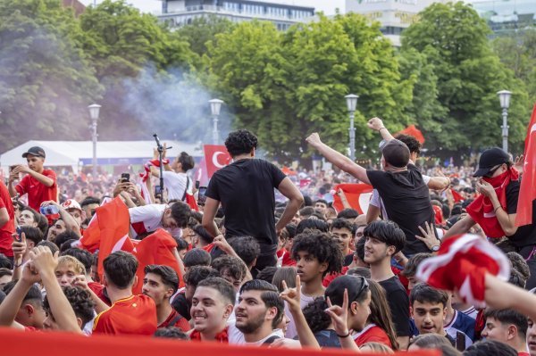 Na nedavnom javnom gledanju utakmice Turske i Gruzije u Stuttgartu također su snimljeni pozdravi Sivih vukova