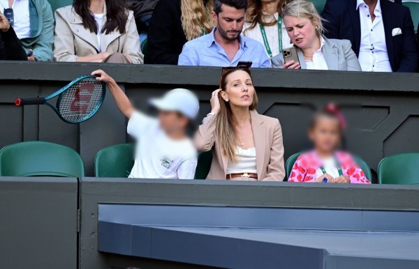 Jelena Đoković s djecom na Wimbledonu