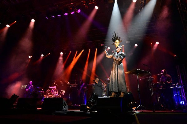 Grace Jones nevidljivo komandira prosječno dvostruko mlađim sedmeročlanim bendom