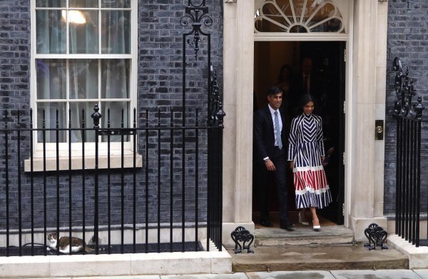 Rishija Sunaka je iz Downing streeta otpratio i mačak Larry, službeni mačak u rezidenciji britanskog premijera