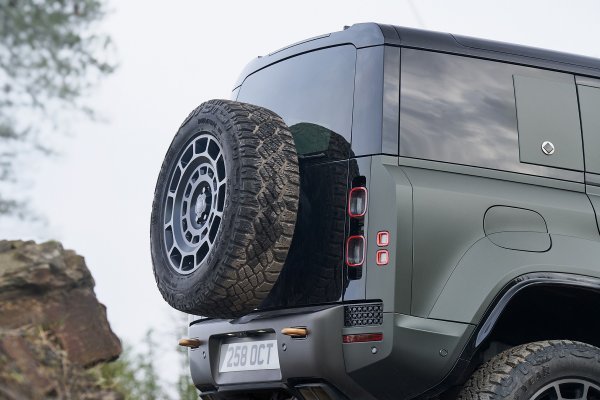 Land Rover Defender OCTA (Faroe Green zelena boja)
