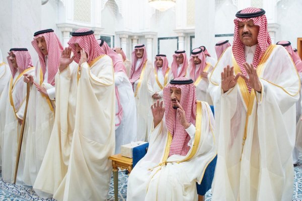 Kralj Salman (jedini sjedi)
