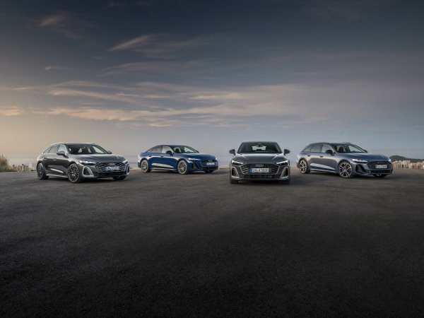 Audi S5 Avant (Daytona Grey perl effect), Audi S5 limuzina (Ascari blue metallic), Audi A5 limuzina (Magnet Grey), Audi A5 Avant (Horizon Blue metallic)