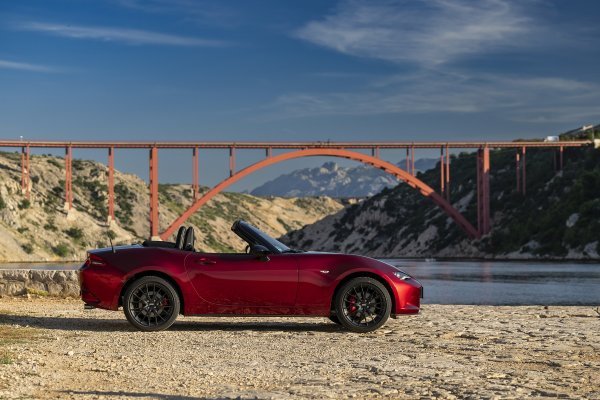 Mazda MX-5 35th Anniversary (Soul Red Crystal crvena)