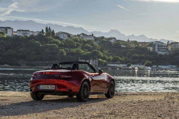Mazda MX-5 35th Anniversary (Soul Red Crystal crvena)