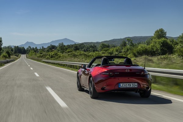 Mazda MX-5 35th Anniversary (Soul Red Crystal crvena)
