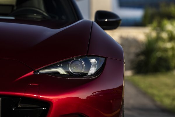 Mazda MX-5 35th Anniversary (Soul Red Crystal crvena)
