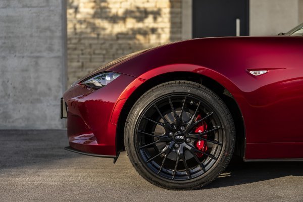 Mazda MX-5 35th Anniversary (Soul Red Crystal crvena)