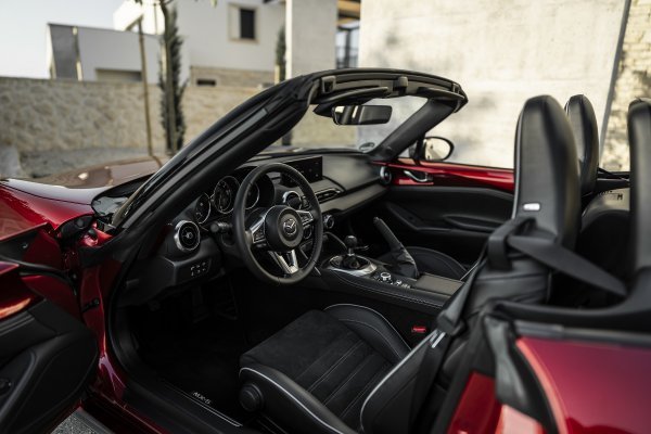 Mazda MX-5 35th Anniversary (Soul Red Crystal crvena)