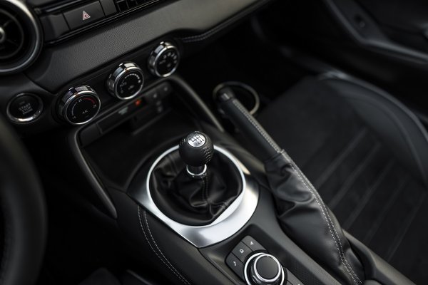 Mazda MX-5 35th Anniversary (Soul Red Crystal crvena)
