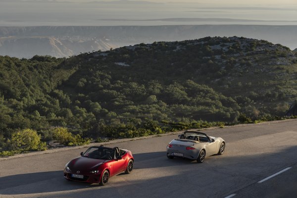 Mazda MX-5 35th Anniversary (Aero Grey siva & Soul Red Crystal crvena)