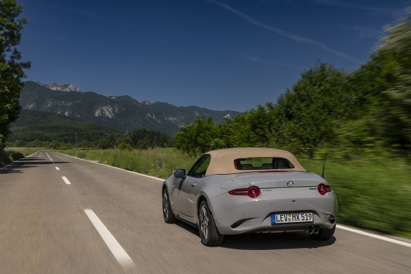 Mazda MX-5 35th Anniversary (Aero Grey siva)