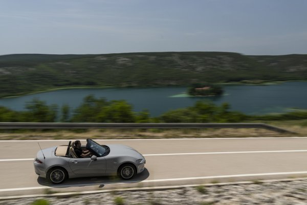 Mazda MX-5 35th Anniversary (Aero Grey siva)