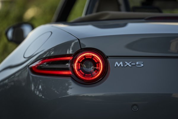 Mazda MX-5 35th Anniversary (Aero Grey siva)