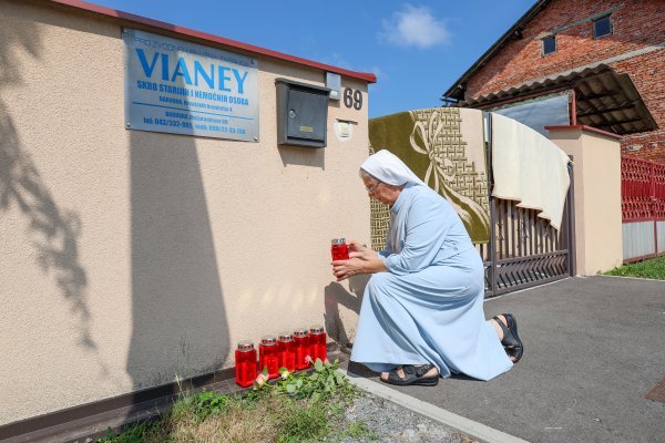 Časna sestra pali svijeću ispred Doma za starije u Daruvaru