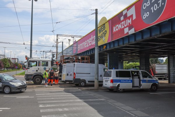 Kamion potrgao tramvajske žice na uglu Branimirove i Držićeve