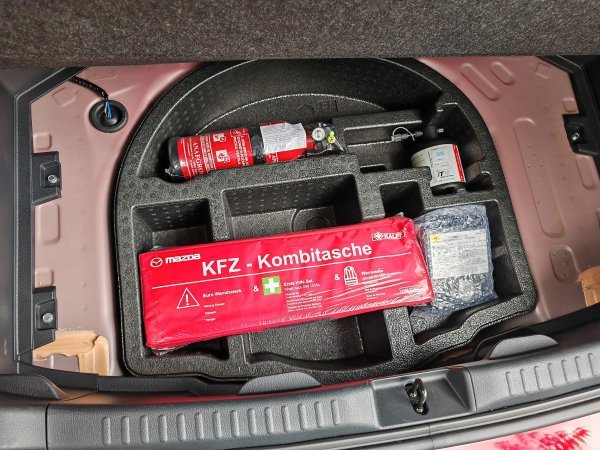 Mazda2 Hybrid 1.5 Homura ima set za popravak guma s kompresorom