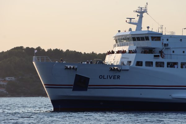 Trajekt Oliver stigao u Velu Luku
