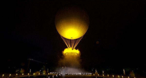 Olimpijski plamen iznad Pariza 26.7.2024.