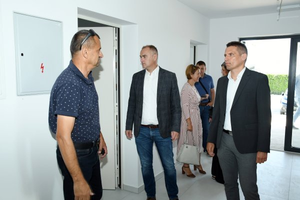 Rušenje najveće stambene zgrade oštećene u potresu u Sisku