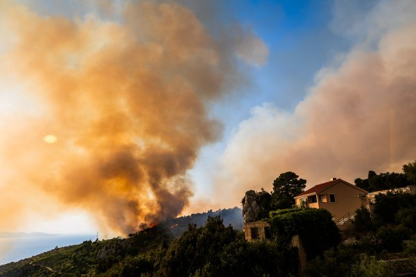 Požar koji je jučer buknuo iznad Tučepa proširio se u poslijepodnevnim satima na Podgoru i ostatak Biokova