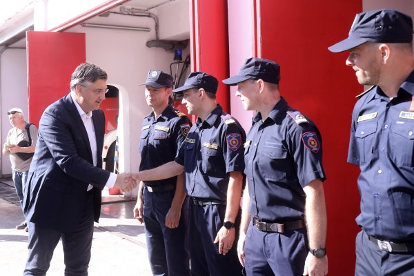 Andrej Plenković posjetio vatrogasce u Makarskoj