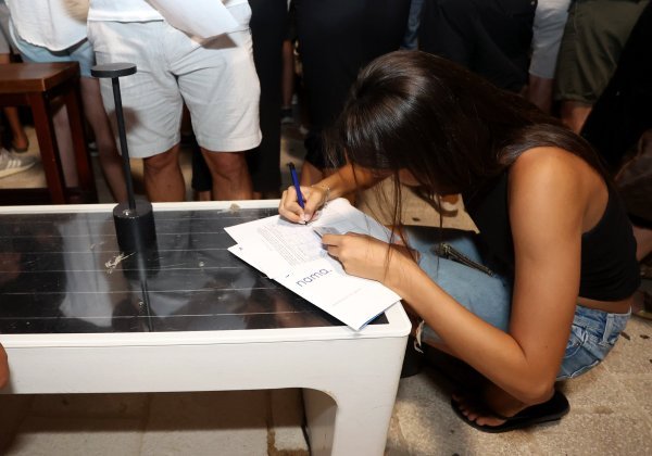 Prosvjed građana u znak podrške pretučenom vlasniku restorana Gariful na Hvaru