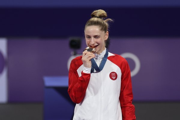 Lena Stojković na postolju i s olimpijskom broncom