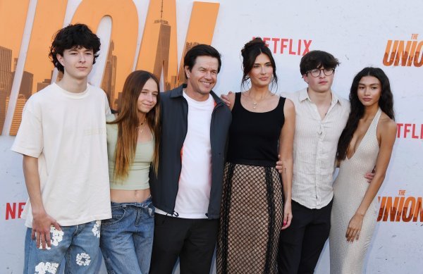 Mark Wahlberg sa suprugom i djecom